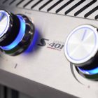 SANTOS GÁZGRILL - S-401 PRO, FEKETE-ROZSDAMENTES ACÉL, RÁCSKIEMELŐVEL